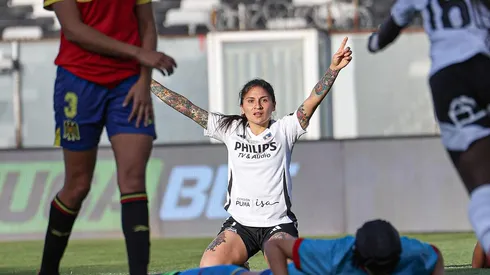 Yenny Acuña se lució con dos goles en el Monumental frente a Unión Española.
