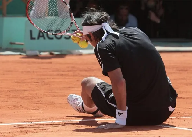 González borrando polémicamente una marca ante Soderling en Roland Garros 2009