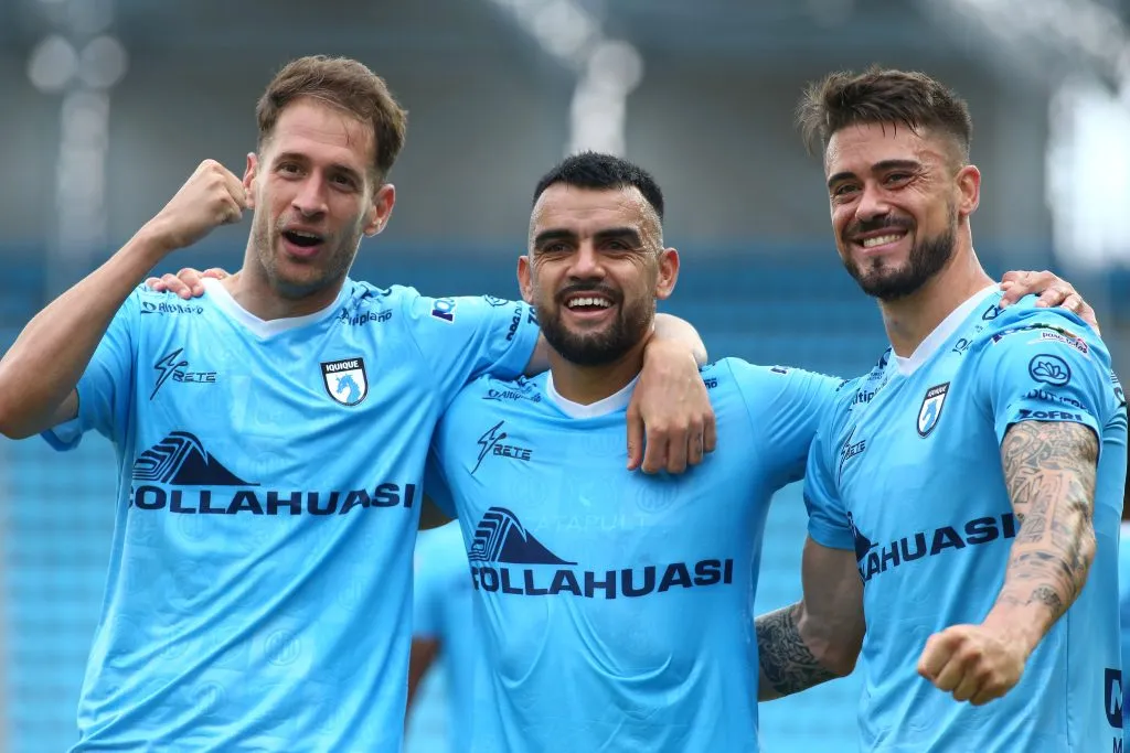 El español Enric Saborit, Misael Dávila y Juan Pablo Gómez celebran la victoria de Iquique. (Alex Diaz/Photosport).