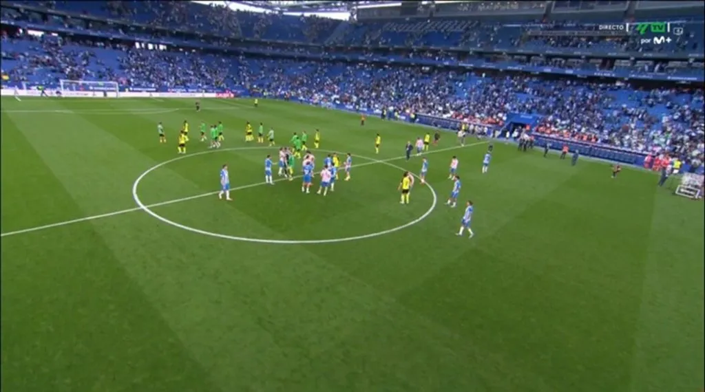 El gesto que alcanzó a ser captado por la transmisión española de Espanyol vs Betis.