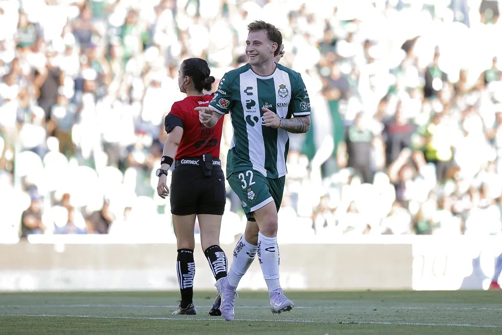 Bruno Barticciotto celebra uno de sus goles en México. (Manuel Guadarrama/Getty Images).