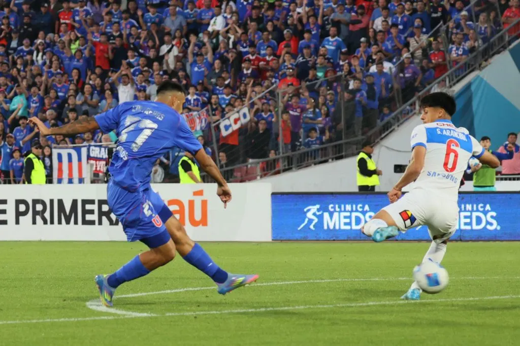 El error defensivo que terminó por darle la victoria a la U sobre Católica en el Clásico Universitario | Photosport