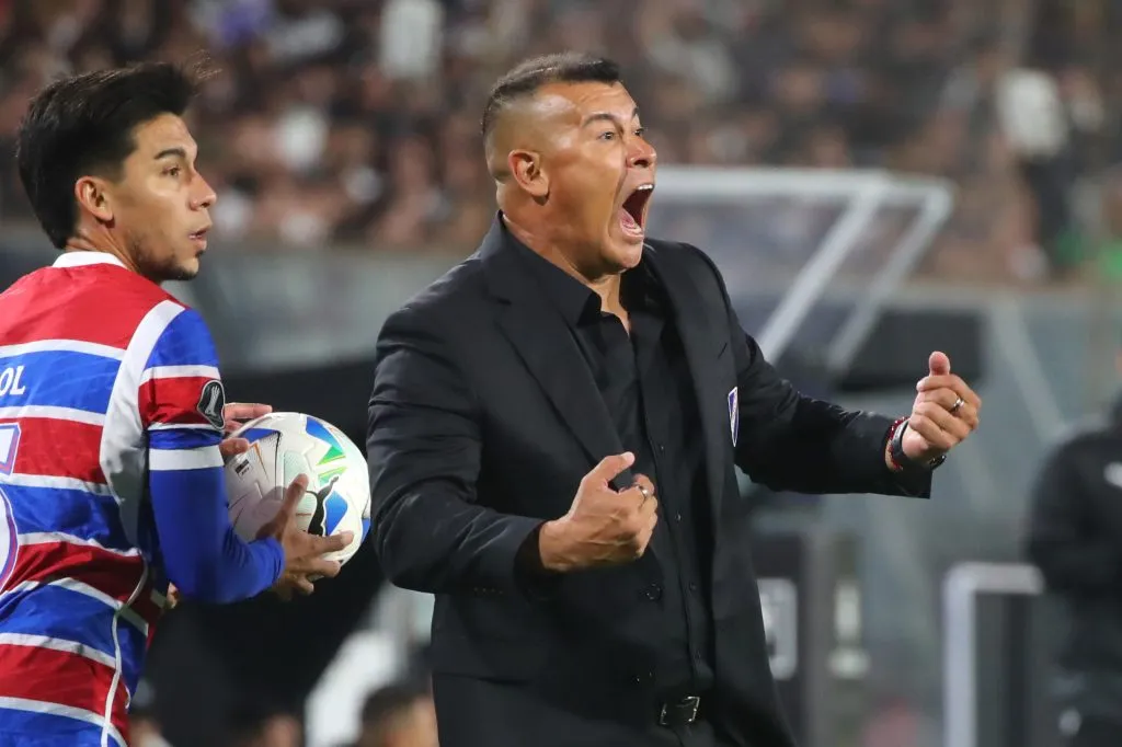 Jorge Almirón da indicaciones con fervor ante Fortaleza. (Jonnathan Oyarzun/Photosport).