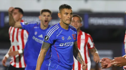 Charles Aránguiz le anotó a Estudiantes de La Plata en Argentina.