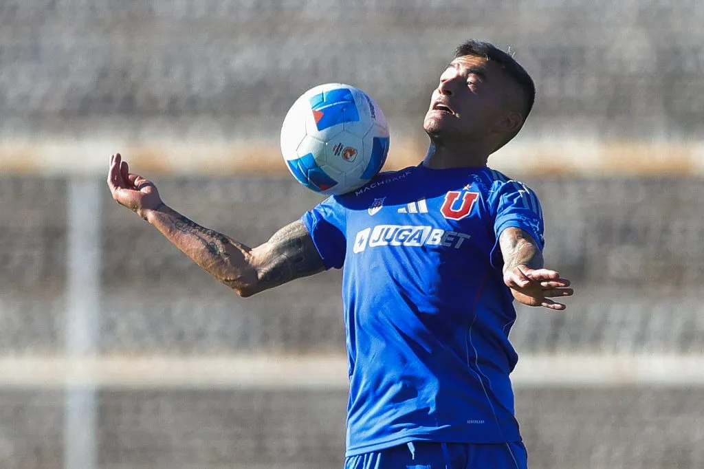 Charles Aránguiz está lesionado y es difícil que juegue ante Estudiantes