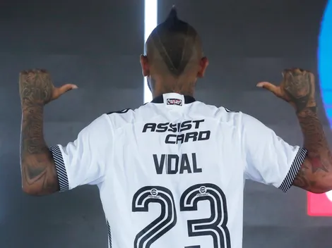Reconocido artista posa con la camiseta del Colo Colo
