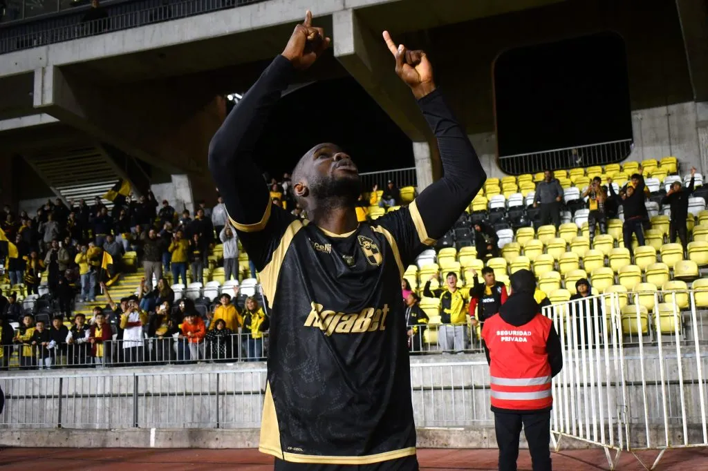 Así celebró Cecilio Waterman su buen gol ante el Capo de Provincia. (Alejandro Pizarro Ubilla/Photosport).