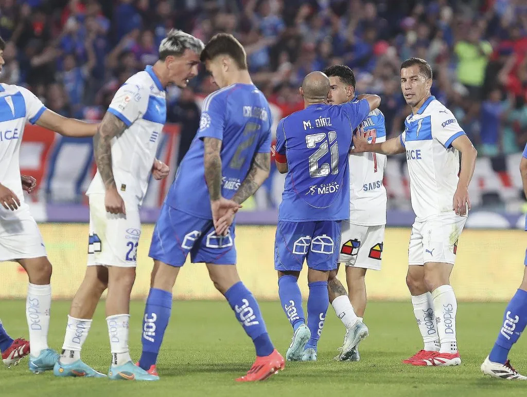 Los cabezazos entre Asta-Buruaga y Calderón en el Clásico Universitario. Foto: Marco Muga / Sifup.