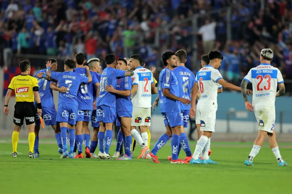 Los jugadores tuvieron que ser separados al finalizar el Clásico Universitario. Foto: Photosport.