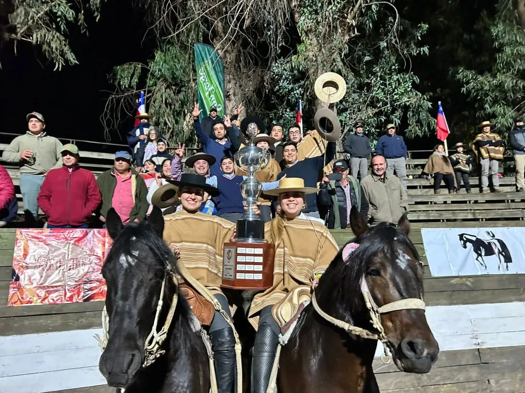 Camila Espinoza y Catalina Olguín se convirtieron en las flamantes ganadoras de la décimo tercera versión del Campeonato Nacional Femenino de Rodeo. Foto: Jaime Ramírez