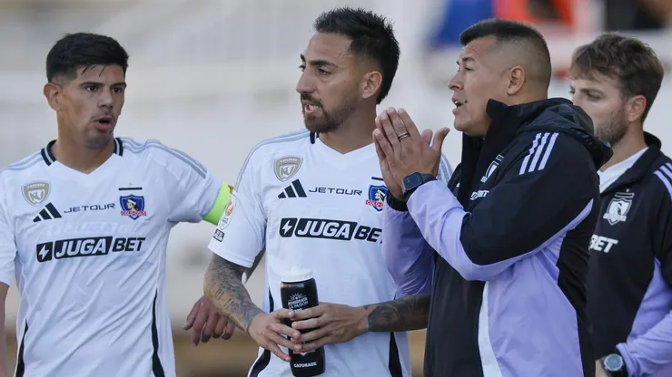 Jorge Almirón toma decisiones en Colo Colo.
