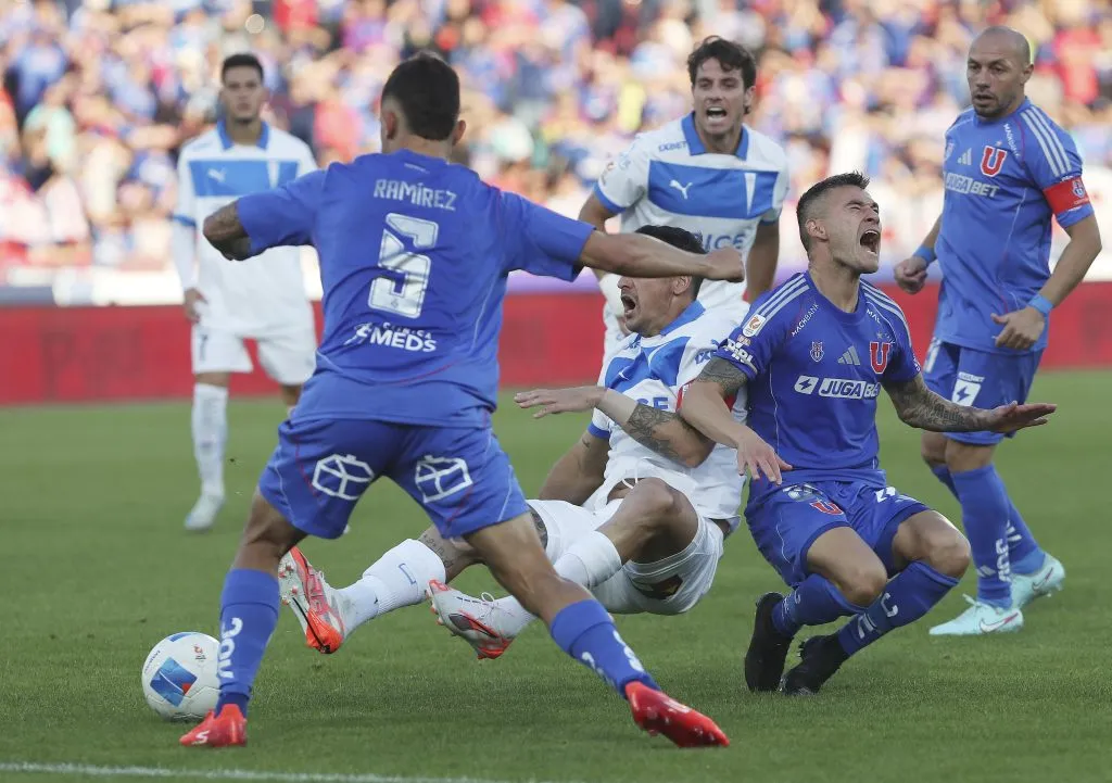 Charles Aránguiz recibió varios golpes en el Clásico Universitario. (Foto: Marco Muga | SIFUP).