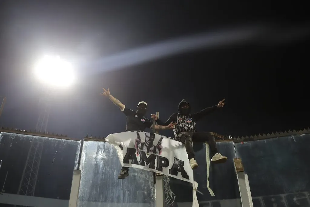 Igual llegaron hinchas de Colo Colo a Fortaleza. Foto: Felipe Zanca/Photosport