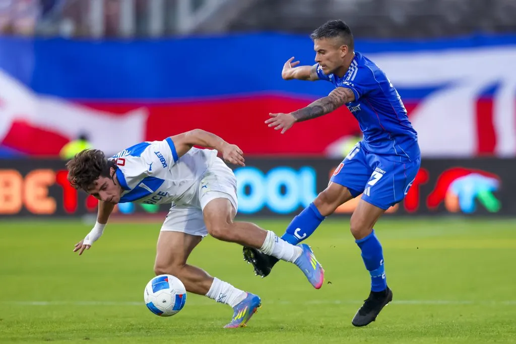 Charles Aránguiz lucha con Clemente Montes en el Clásico Universitario. (Pepe Alvujar/Photosport).