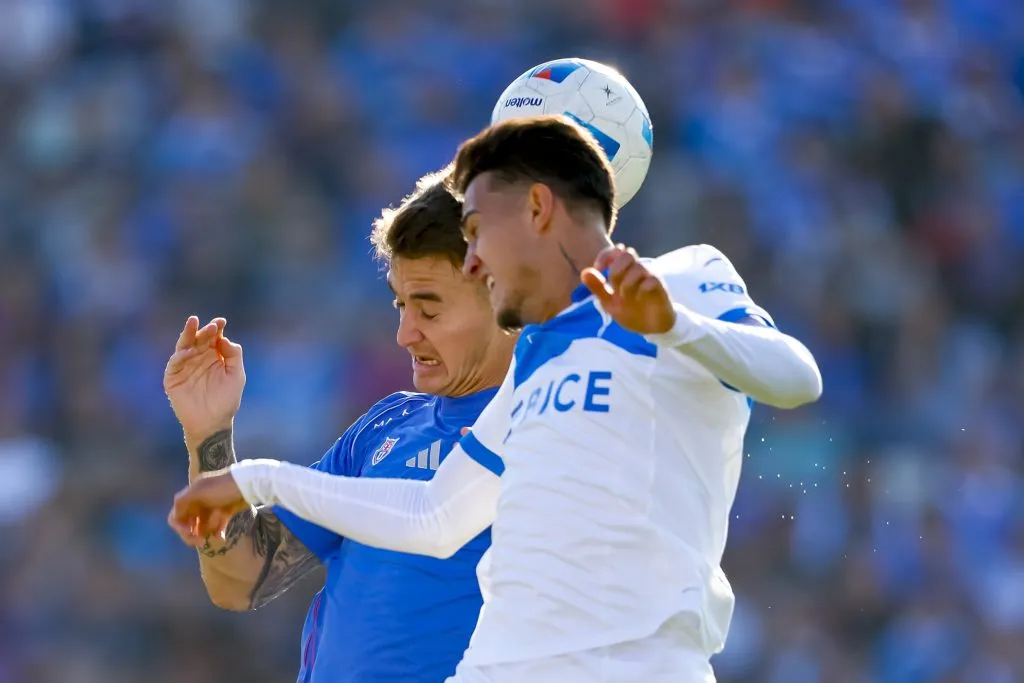 Jader Gentil disputa un balón aéreo con Franco Calderón. (Pepe Alvujar/Photosport).