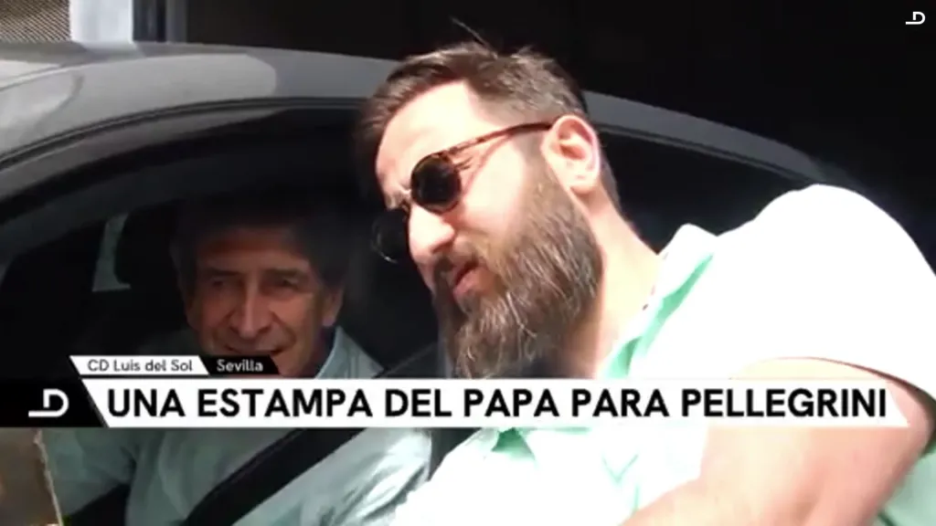 El hincha del Betis, en la imagen, se acerca para sacarse una foto con el Ingeniero.