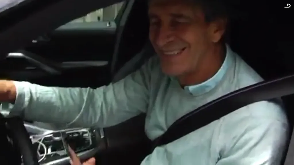 Entre risas, acepta el presente del hincha.