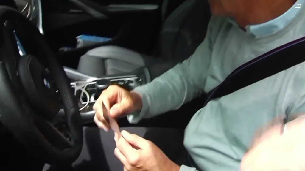 Lo toma para guardarlo en su auto.