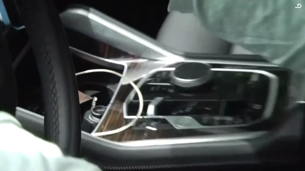 El programa El Desmarque testificó que el chileno dejó la estampita recibida en su auto.