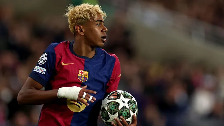 Lamine Yamal jugando en el Barcelona en la UEFA Champions League 2024/25.