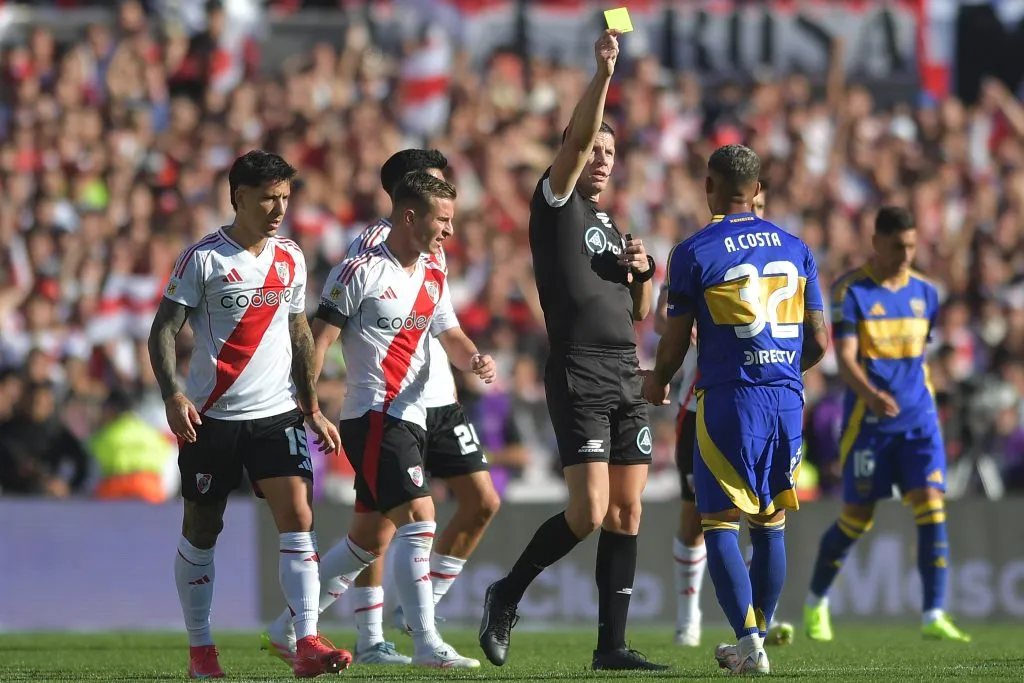 Ayrton Costa recibió tarjeta amarilla en el Superclásico ante River. (Marcelo Endelli/Getty Images).