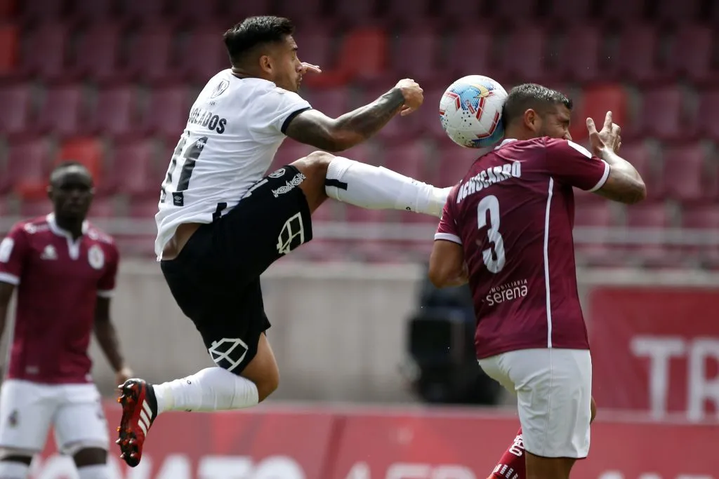 Achucarro frente a Marcos Bolados en un La Serena vs Colo Colo. (Andres Pina/Photosport).