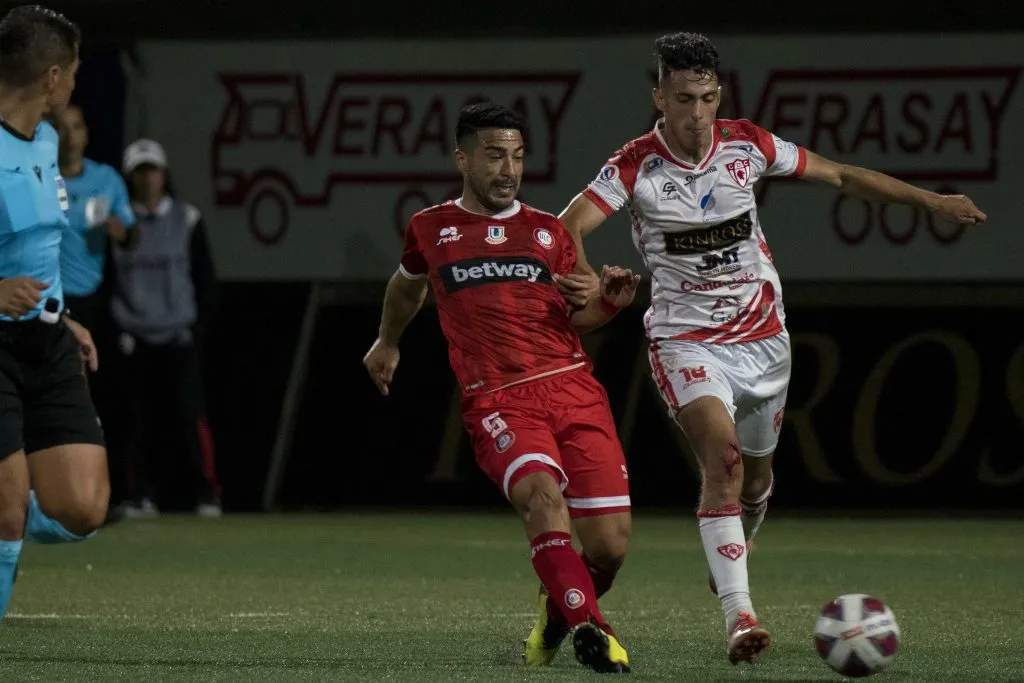 Nelson Acevedo en acción por Unión La Calera. (Alex Fuentes/Photosport).