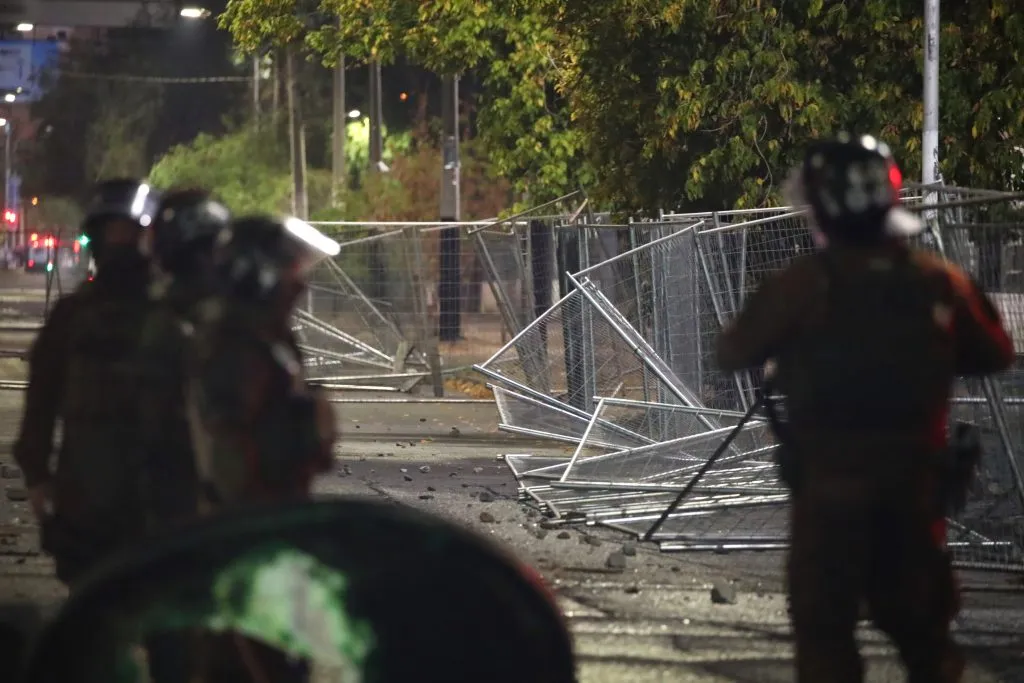 “Algunos carabineros lloraban y estaban en shock,&nbsp;pero no hacían nada. No hicieron nada por ayudarlos“, dijo la menor en el relato difundido por CHV Noticias. Foto: Jonnathan Oyarzun/Photosport