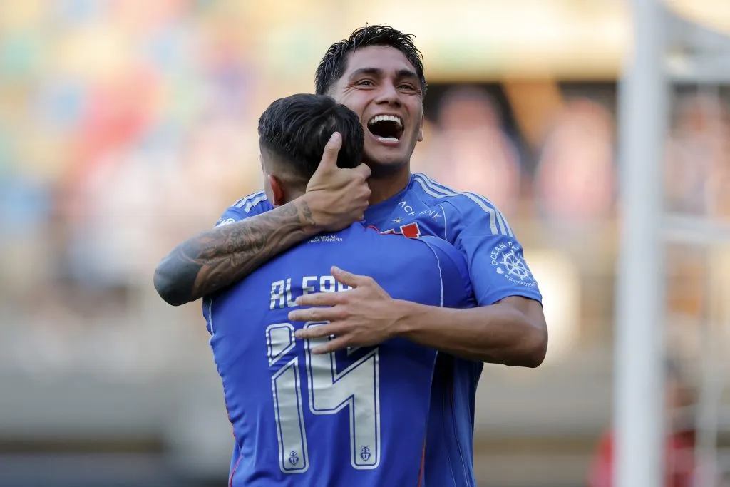 Gonzalo Montes celebra un gol junto a Julián Alfaro, otro refuerzo que ha jugado poco en la U. (Javier Torres/Photosport).