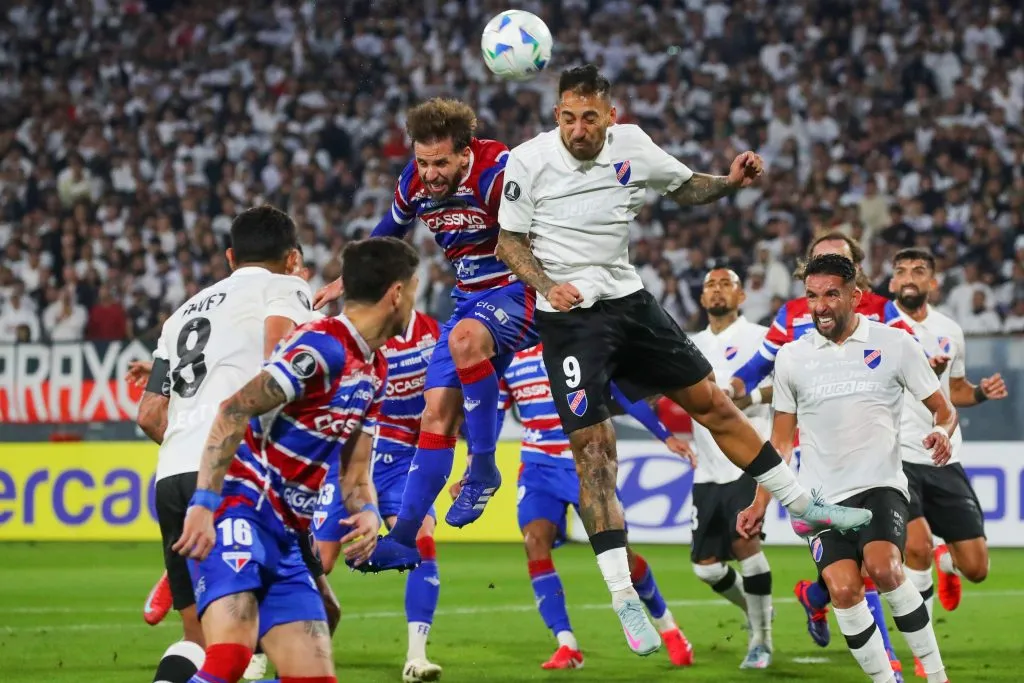 Colo Colo sale a enfrentar a Fortaleza con la calculadora en la mano para ver si sigue con opciones de clasificar en Copa Libertadores. Foto: Photosport.