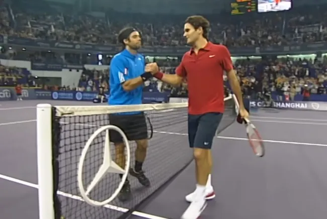 Fernando González y Roger Federer en la Masters Cup de 2007 (Captura).