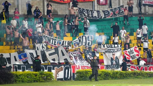 Caamaño califica de mandriles a barristas de Colo Colo que tienen un caos en Brasil.