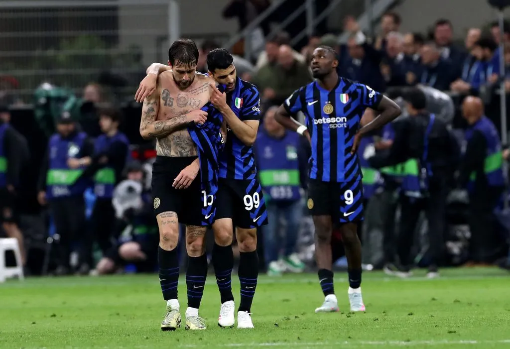 Taremi junto a Acerbi en el gol del empate 3-3 del Inter