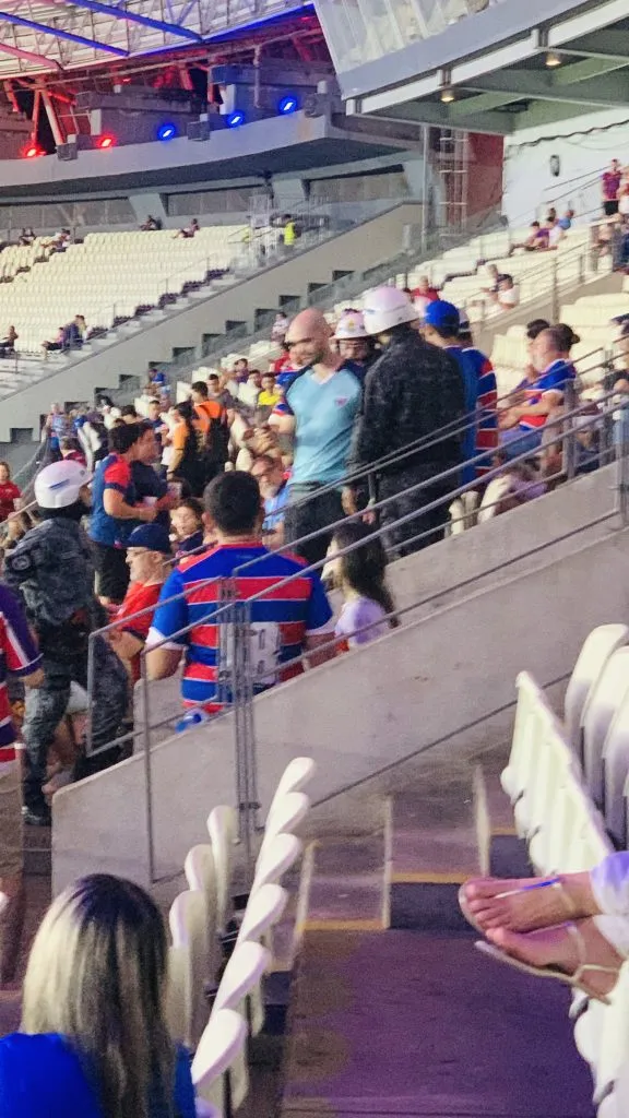 Estos hinchas chilenos fueron expulsados del partido entre Fortaleza y Colo Colo. Foto: Twitter Kleber Dias.