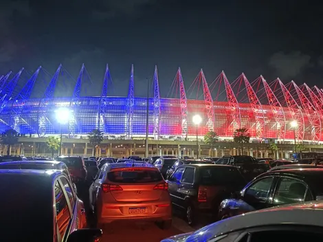 ¡Hubo agresiones! Sacan del estadio a albos infiltrados