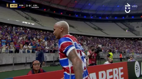 Deyverson bailó adelante de Claudio Bustios en Brasil.