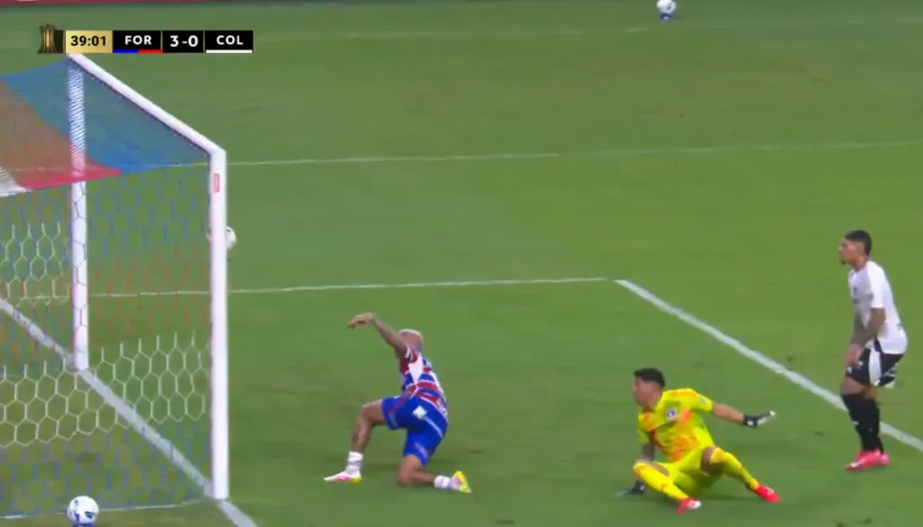 Brayan Cortés se llevó las críticas de la goleada ante Fortaleza.