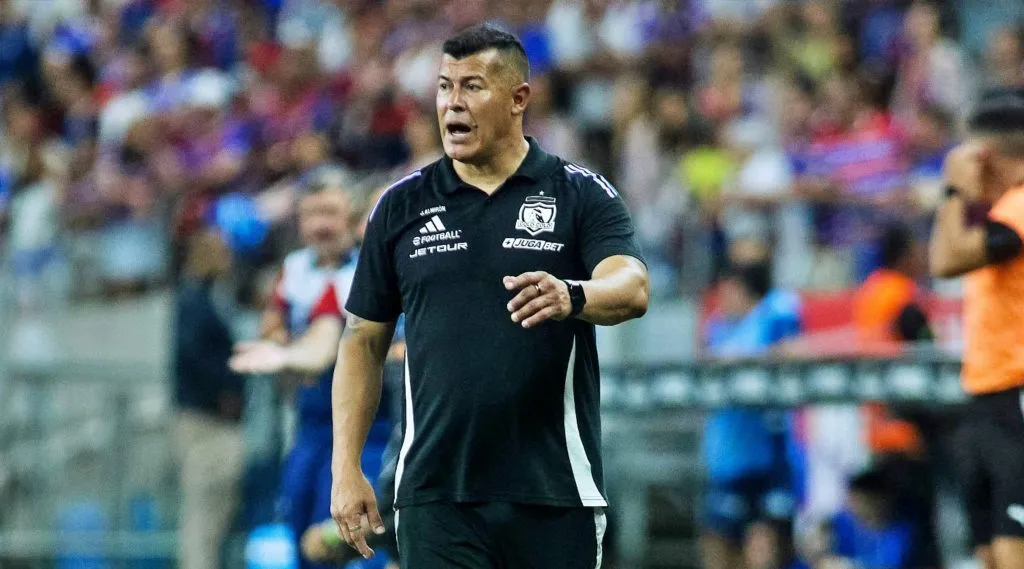 Jorge Almirón en Colo Colo registra 68 partidos dirigidos con 35 triunfos, 18 empates y 15 derrotas, lo que se traduce en un 60,29% de rendimiento. | Foto: Getty Images.