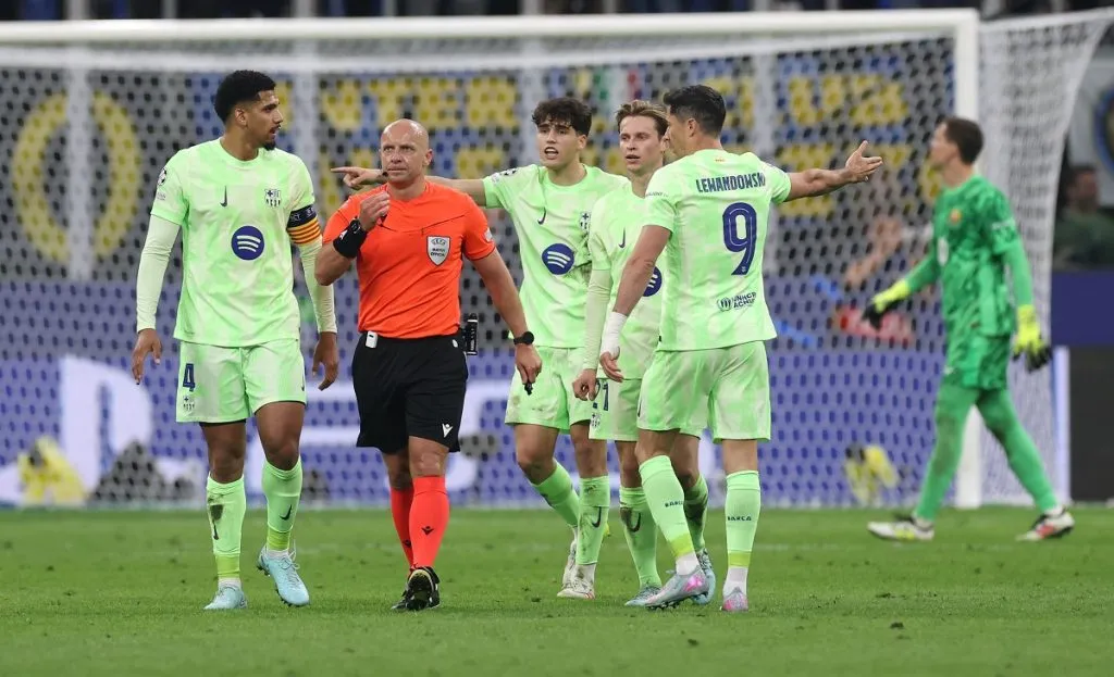 Ronald Araujo, Pau Cubarsi, Frenkie de Jong y Robert Lewandowski del FC Barcelona hablan con el árbitro Szymon Marciniak (Getty Images)