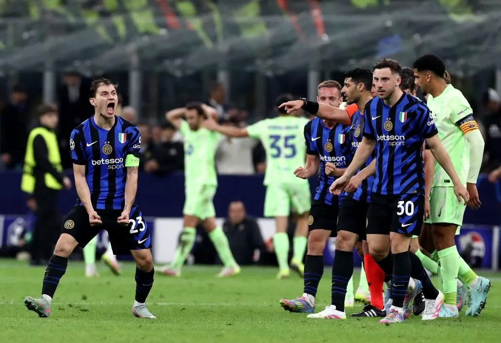 Nicolo Barella, del Inter de Milán, celebra después de que su compañero Francesco Acerbi marque el tercer gol de su equipo (Getty Images).