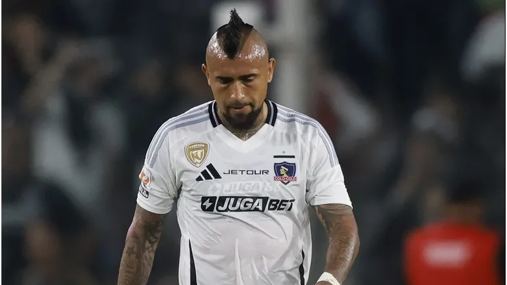 Arturo Vidal sufre tras la derrota de Colo Colo