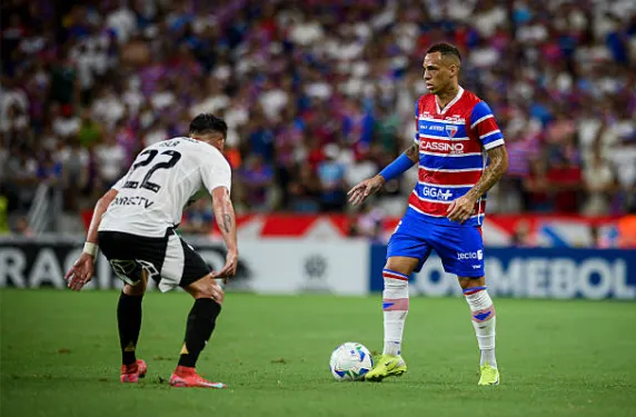 Mauricio Isla en la marca de Breno Lopes, autor de la apertura de la cuenta. (Getty Images).