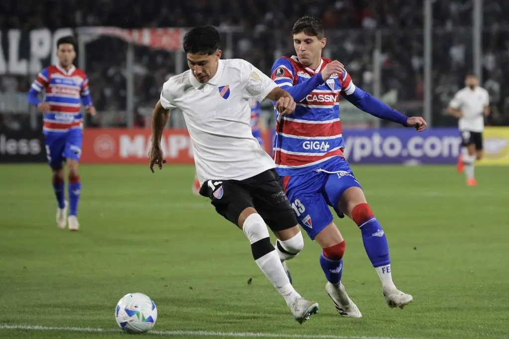 Kuscevic ante Salomón Rodríguez en el estadio Monumental para el duelo cancelado que terminó con victoria de Fortaleza. (Felipe Zanca/Photosport).