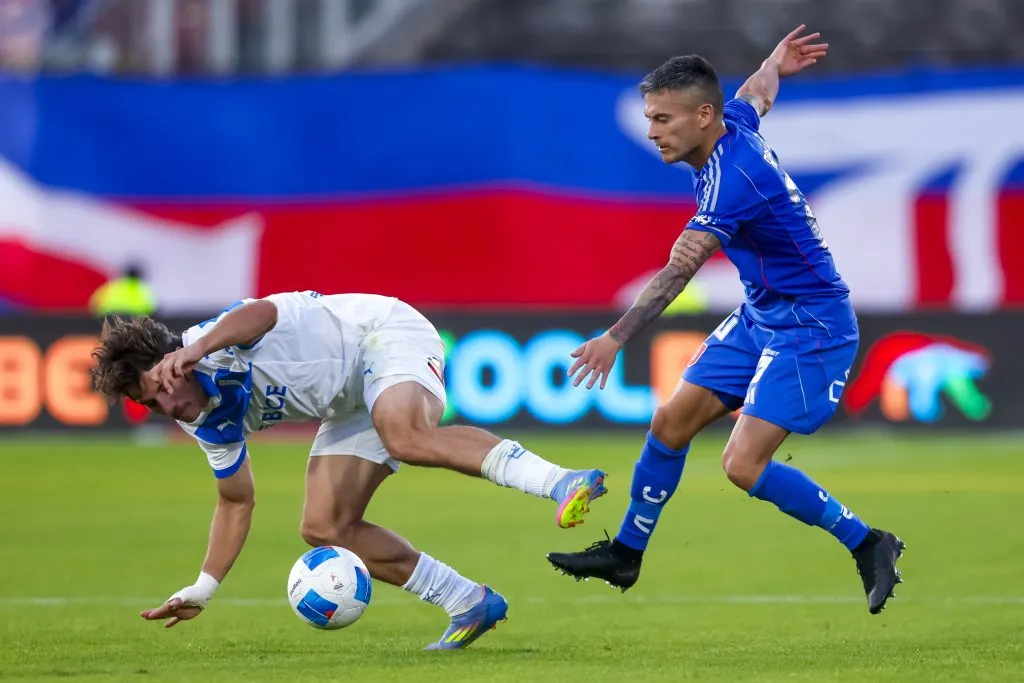 Clamente Montes recibe la marca de Charles Aránguiz. (Pepe Alvujar/Photosport).