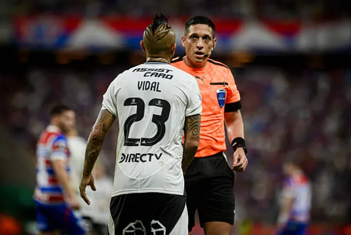 Arturo Vidal con el árbitro del partido, el venezolano Jesús Valenzuela. (Getty Images).