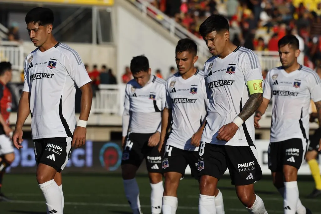 El mal momento de Colo Colo aburrió a los hinchas, que se lo hicieron saber en el aeropuerto. Foto: Photosport.