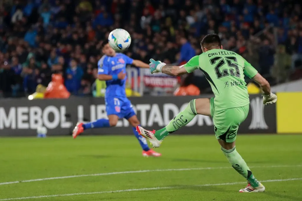 Gabriel Castellón reanuda el juego con el pie. (Jonnathan Oyarzun/Photosport).