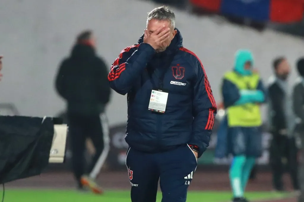 Gustavo Álvarez y una cara que dice mucho. (Jonnathan Oyarzun/Photosport).