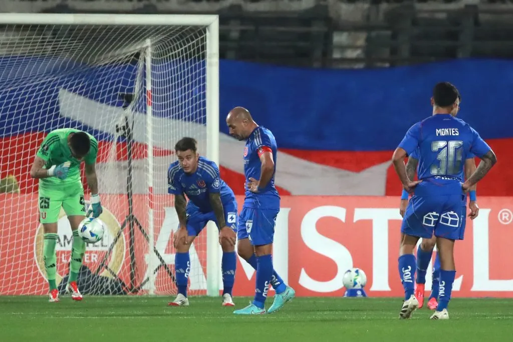 Universidad de Chile digiere uno de los goles de Estudiantes. (Jonnathan Oyarzun/Photosport).
