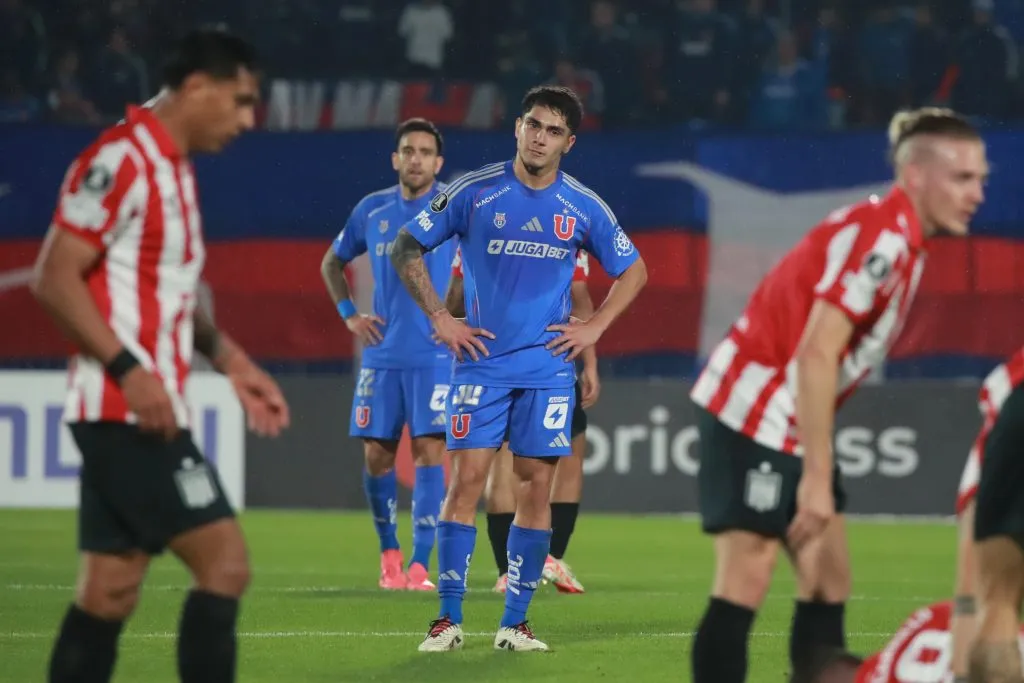 El nivel de Gonzalo Montes ante Estudiantes de La Plata fue cuestionada por expertos. Foto: Jonnathan Oyarzun/Photosport